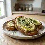 Pain toasté croustillant à la purée de fèves maison