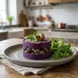 Petit gâteau gourmand de vitelottes aux escargots frais des collines