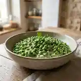 Petits pois à la crème fraîche et persil frais : recette facile et savoureuse