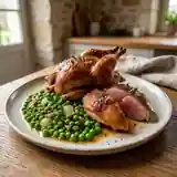 Pigeon rôti aux petits pois à la parisienne : recette traditionnelle et savoureuse