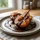 Poire caramélisée au coulis de chocolat fondant : dessert gourmand et rapide