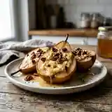 Poire rôtie au brie fondant et noix de pécan croquantes
