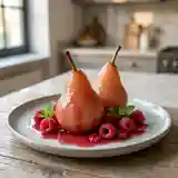 Poires pochées au vin rosé et framboises fraîches : dessert fruité et raffiné