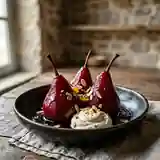 Poires pochées au vin rouge et crème de cassis : dessert raffiné et gourmand