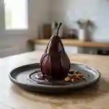 Poires pochées au vin rouge et sauce chocolat fondante