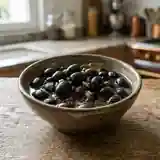 Préparation maison des olives noires en saumure : recette facile et savoureuse