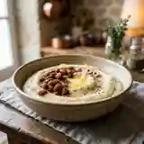Purée onctueuse de céleri-rave aux raisins épicés