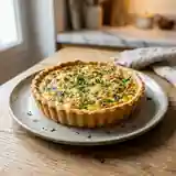 Quiche savoureuse à l'ail et fines herbes maison