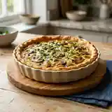Quiche savoureuse aux champignons, ail et persil frais