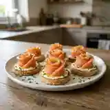 Roses de saumon cru marinées sur canapés gourmands
