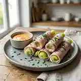Rouleaux de céleri au jambon avec sauce piquante maison