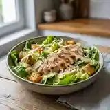 Salade César gourmande au poulet et croûtons maison