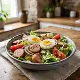 Salade composée gourmande au cervelas