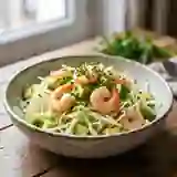 Salade chou blanc, avocat et crevettes