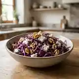 Salade croquante de chou rouge au roquefort et noix