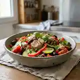 Salade estivale gourmande aux légumes frais, thon et olives