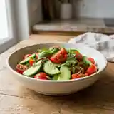 Salade fraîche au basilic : recette légère et parfumée pour une personne