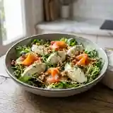 Salade fraîche au fromage frais et saumon fumé aux noix croquantes