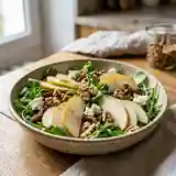 Salade fraîche aux poires, dattes et noix croquantes