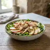 Salade fraîche aux pommes fruit et poulet fumé, croquante et savoureuse