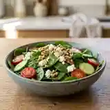 Salade fraîche aux pousses d'épinards et vinaigrette maison