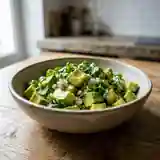 Salade fraîche d'avocat au citron vert et herbes