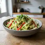 Salade fraîche de chou chinois, poivrons croquants et avocat onctueux