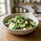 Salade fraîche de concombre au chèvre et olives noires