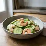 Salade fraîche de concombres aux crevettes