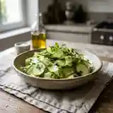 Salade fraîche de courgettes crues à l'huile d'olive et citron