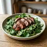 Salade fraîche de cresson aux foies de volaille poêlés