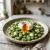 Salade fraîche de fèves au chèvre frais et œufs pochés
