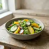 Salade fraîche de fèves, concombre, radis et orange