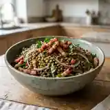 Salade fraîche de lentilles vertes aux lardons croustillants
