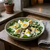 Salade fraîche de mâche aux œufs durs et sauce crémeuse au roquefort