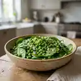 Salade fraîche de petits pois et pousses d'épinard