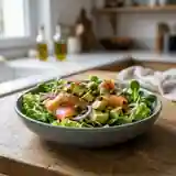 Salade fraîche de poissons fumés et avocat crémeux