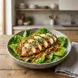 Salade fraîche de poulet aux graines de sésame croquantes