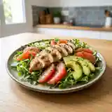 Salade fraîche de poulet, pamplemousse et avocat