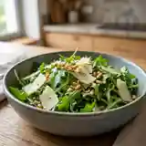 Salade fraîche de roquette au parmesan et pignons grillés