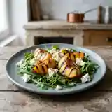 Salade fraîche de roquette aux pêches grillées et fromage de chèvre frais