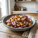 Salade fraîche de trévise au raisin blanc et feta poêlée