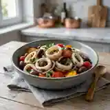 Salade fraîche d'encornets aux olives méditerranéennes