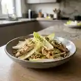 Salade fraîche d'endives croquantes aux languettes de poulet grillé