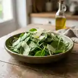 Salade fraîche d'épinards au parmesan et vinaigrette citronnée