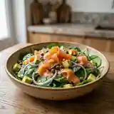 Salade fraîche d'épinards au saumon fumé et vinaigrette citronnée