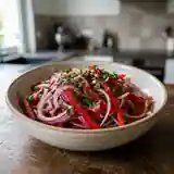 Salade fraîche d'oignons et poivrons rouges