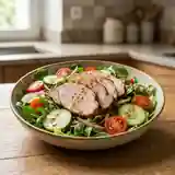 Salade fraîche et gourmande au rôti de porc