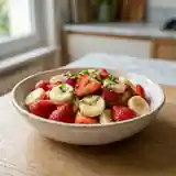 Salade fraîche et gourmande de fraises et bananes