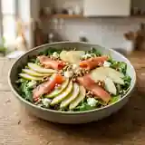 Salade fraîcheur poire et saumon fumé : recette gourmande et légère